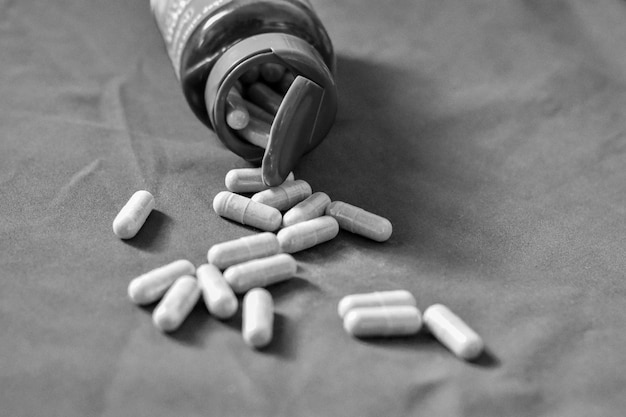 Prossimo piano delle capsule sul tavolo