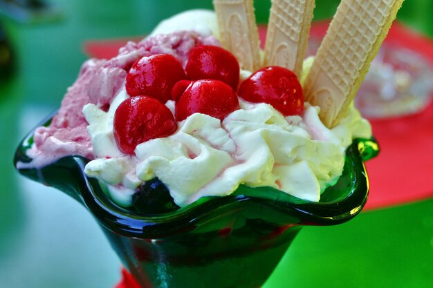 Prossimo piano delle fragole nel gelato