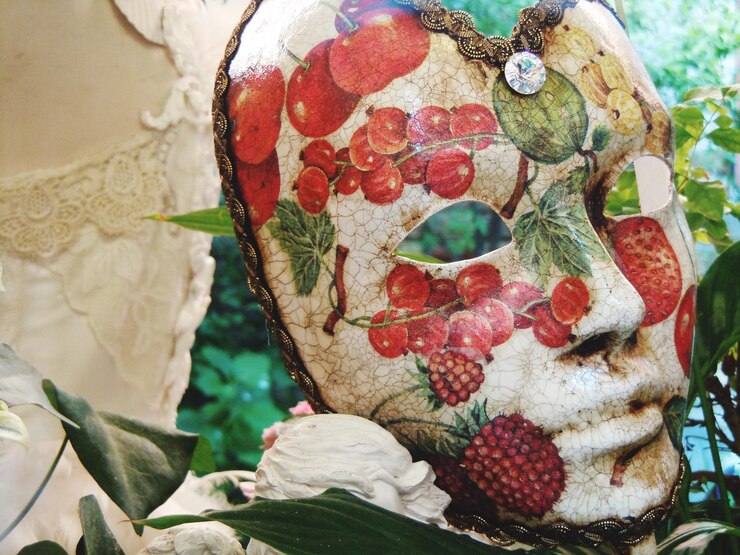 Foto prossimo piano delle fragole sulla pianta
