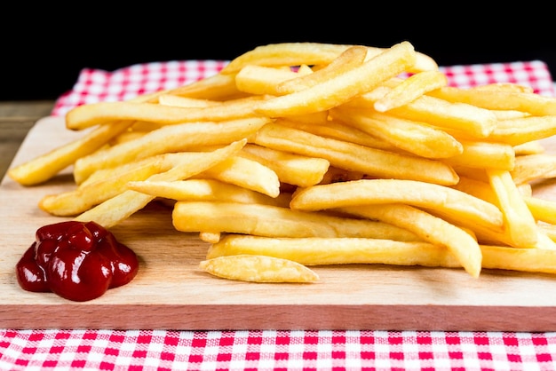 Prossimo piano delle patatine fritte su tavola