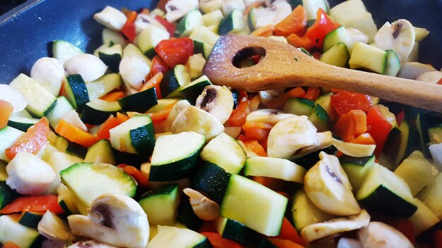 Prossimo piano delle verdure nella padella