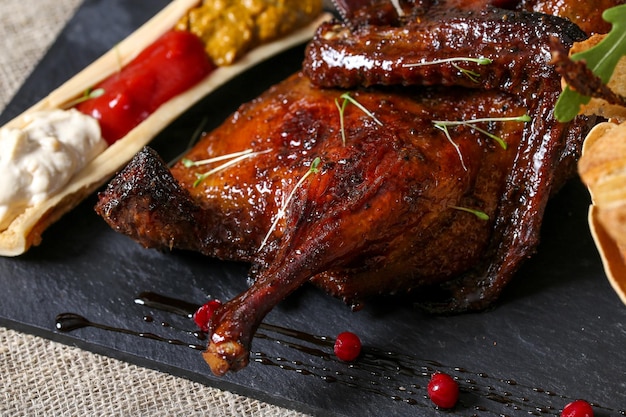 Prossimo piano di carne arrostita sulla tavola