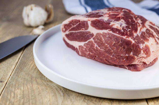 Prossimo piano di carne cruda in piatto su tavola