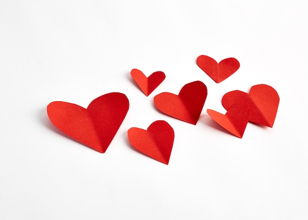 Prossimo piano di carta a forma di cuore su sfondo bianco