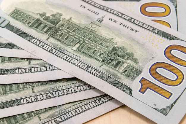 Prossimo piano di carta su sfondo bianco