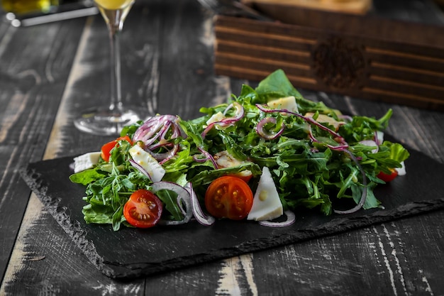 Prossimo piano di cibo e bevande sul tavolo
