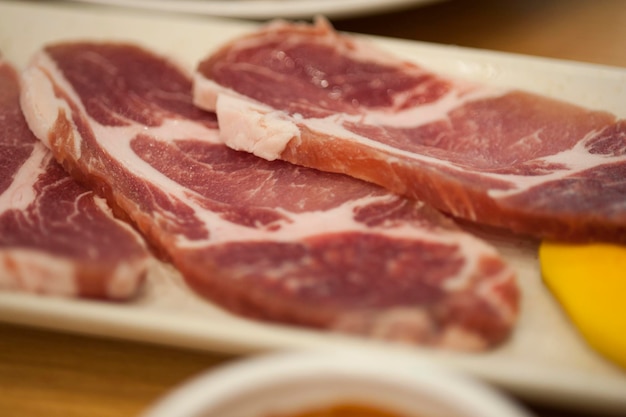 Prossimo piano di fette di carne cruda