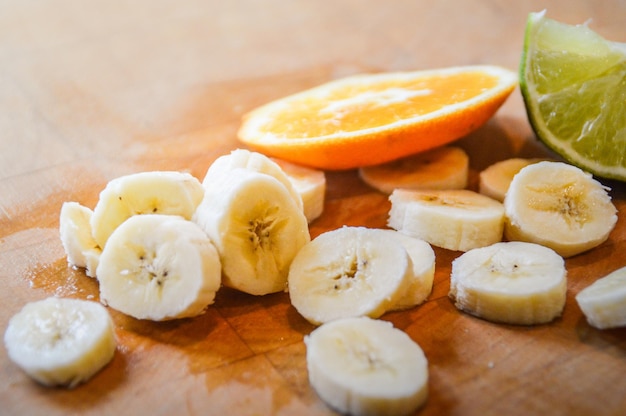 Prossimo piano di frutta su tavola da taglio