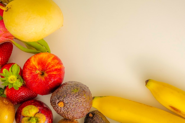 Prossimo piano di frutta sul tavolo.