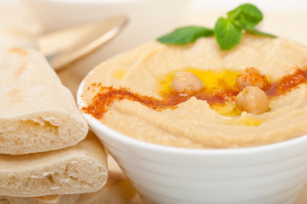 Prossimo piano di hummus in piatto su tavola