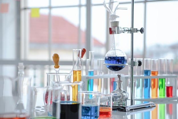 Prossimo piano di liquidi colorati in laboratorio