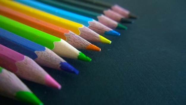 Prossimo piano di matite colorate