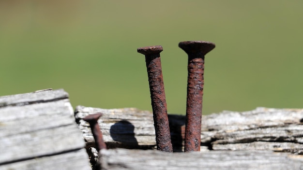 Prossimo piano di metallo arrugginito sul legno