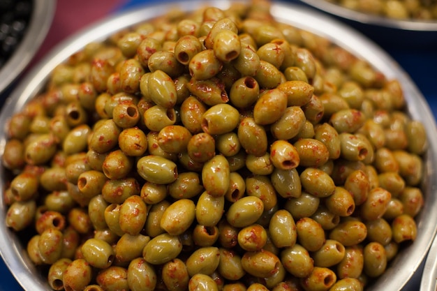 Prossimo piano di olive in contenitore su tavola