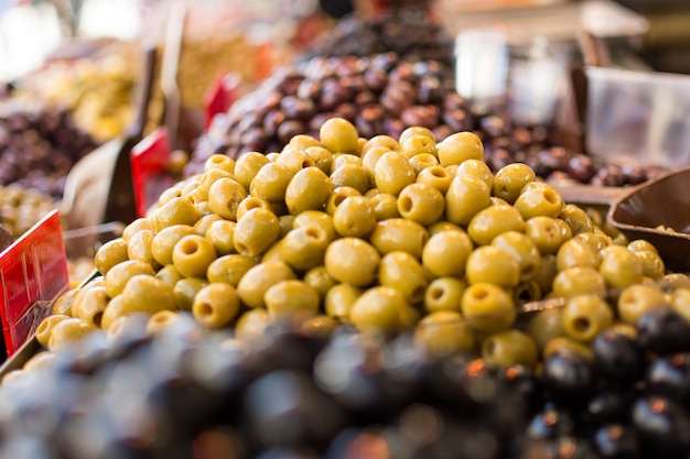 Prossimo piano di olive in vendita alla bancarella del mercato