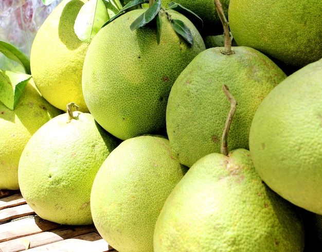 Prossimo piano di pomelo al mercato