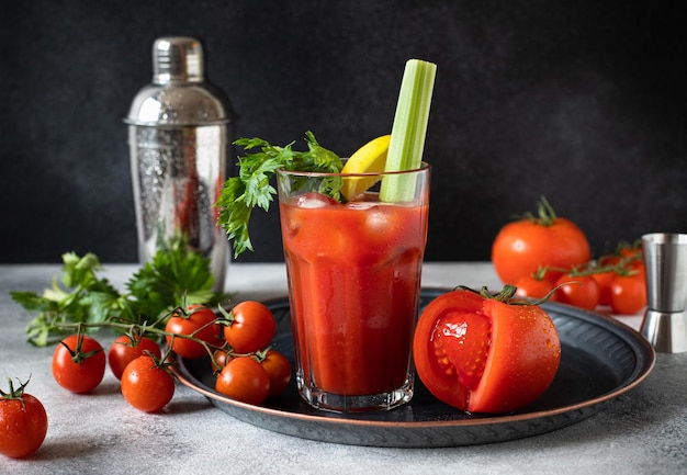 Prossimo piano di pomodori in vetro su tavolo.