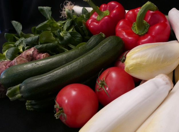 Prossimo piano di pomodori rossi e peperoncini