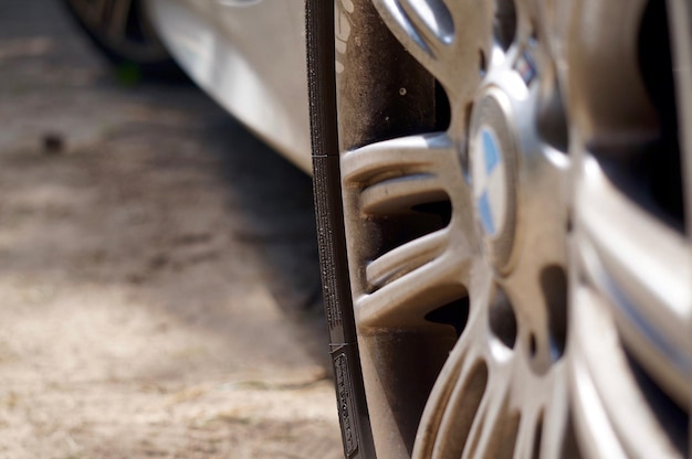 Prossimo piano di un'auto su strada