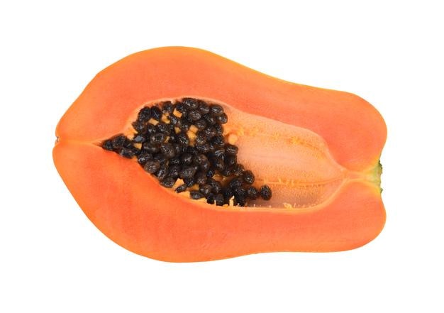 Prossimo piano di un frutto arancione su uno sfondo bianco