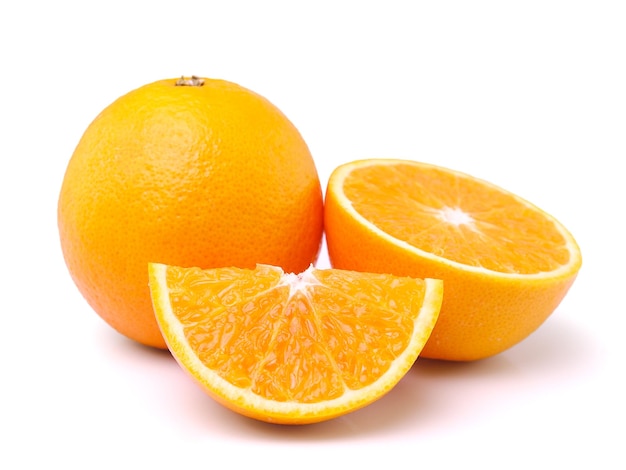 Prossimo piano di un frutto arancione su uno sfondo bianco