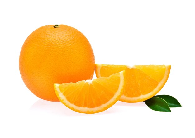 Prossimo piano di un frutto arancione su uno sfondo bianco