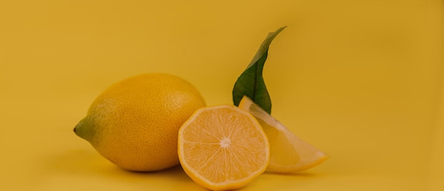 Prossimo piano di un frutto arancione su uno sfondo giallo