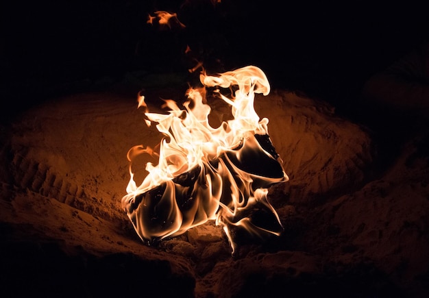Prossimo piano di un incendio sulla sabbia della spiaggia