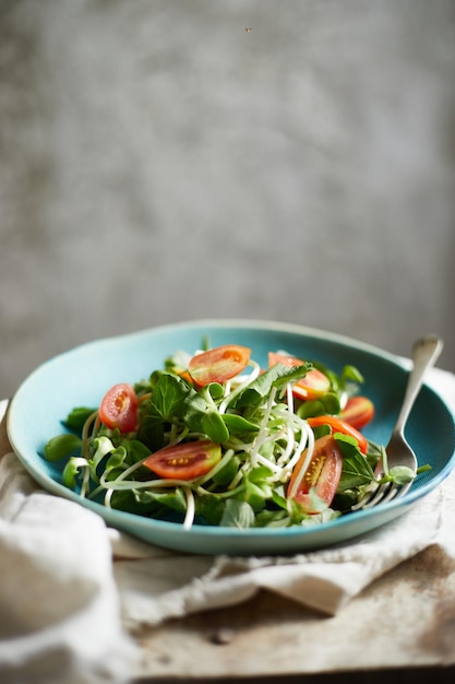 Prossimo piano di un'insalata sul piatto sul tavolo