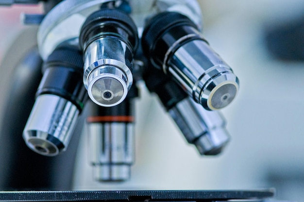 Prossimo piano di un microscopio in laboratorio
