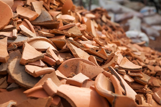 Prossimo piano di un mucchio di ceramiche di argilla rotte