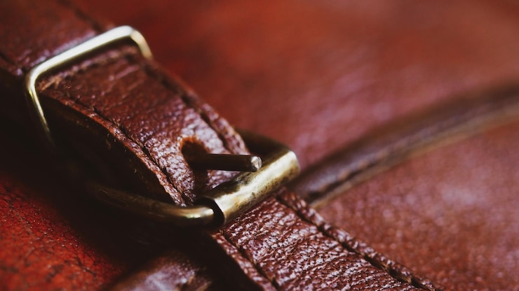 Foto prossimo piano di una borsa di pelle
