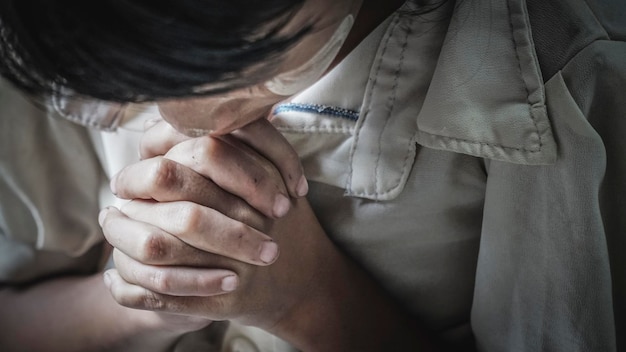 Prossimo piano di una donna che prega