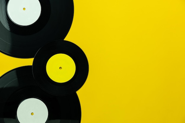 Prossimo piano di una lampada elettrica sullo sfondo giallo