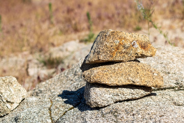 Prossimo piano di una pila di pietre sulla roccia