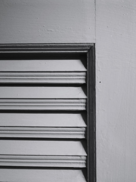 Prossimo piano di una porta di legno.