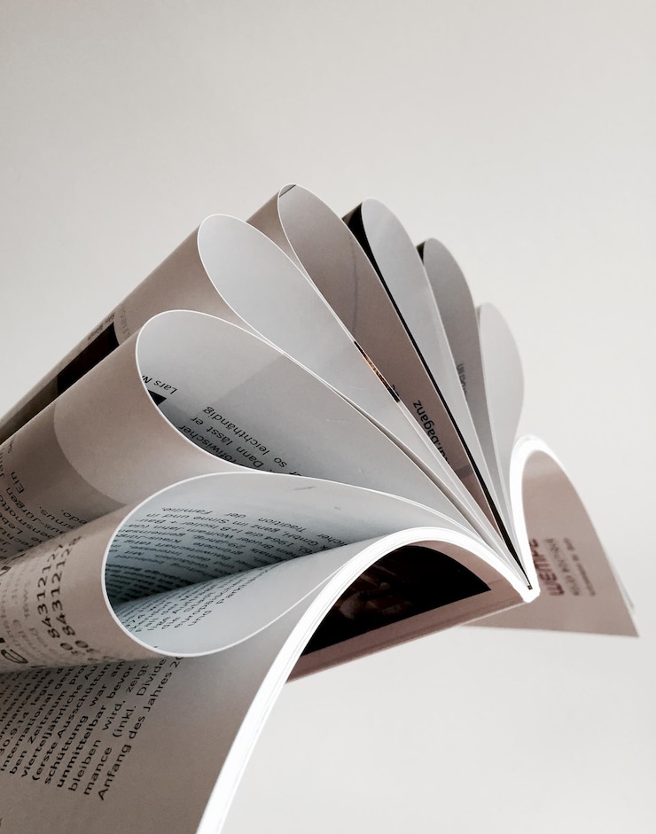 Foto prossimo piano di una rivista arrotolata