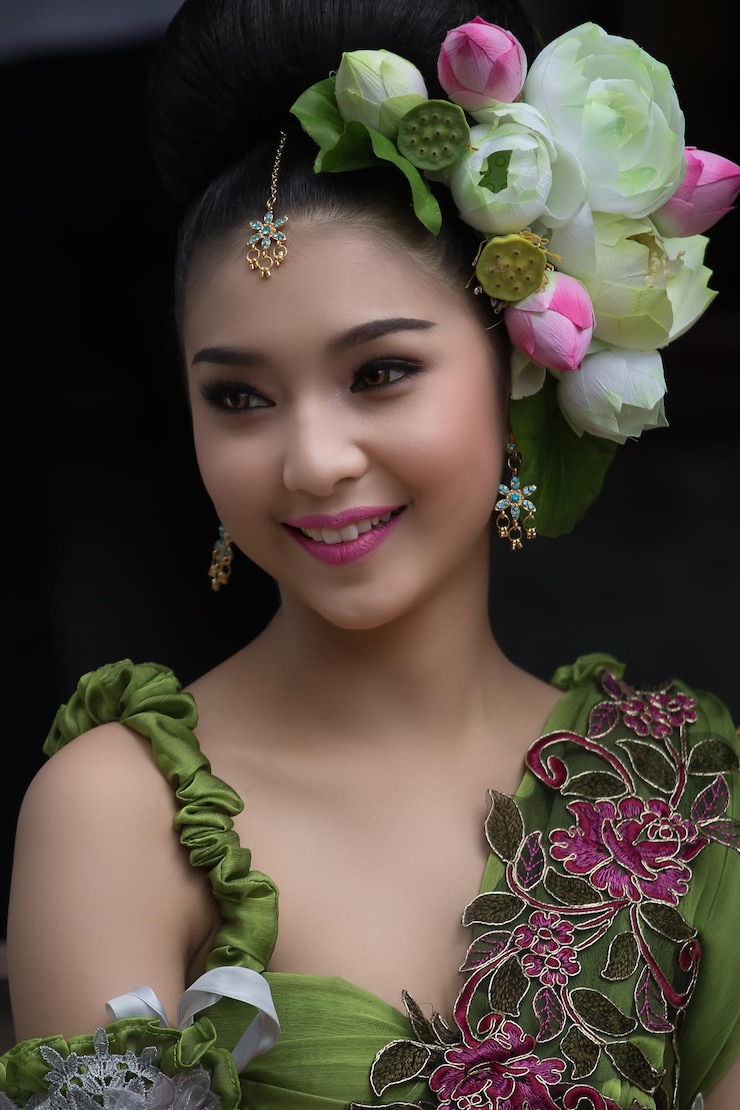 Foto prossimo piano di una splendida sposa sorridente