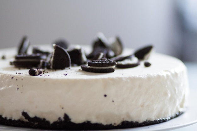 Prossimo piano di una torta al cioccolato nel piatto.