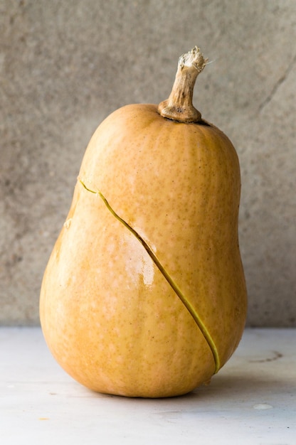 Prossimo piano di zucca tagliata contro il muro