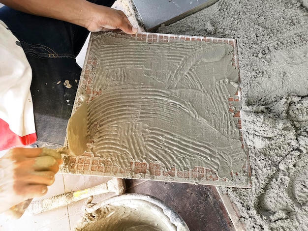 Prossimo piano per l'installazione di pavimenti di piastrelle in lavori di costruzione