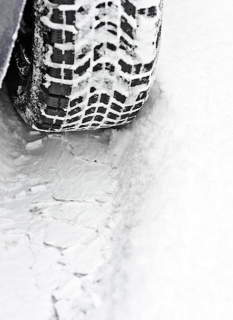 Prossimo piano su una gomma invernale nella neve