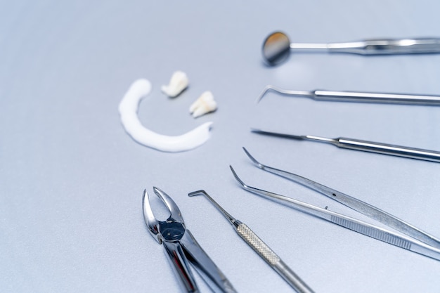 Protesi e strumenti odontoiatrici. Trattamento dentale individuale. Strumenti di stomatologia in metallo.