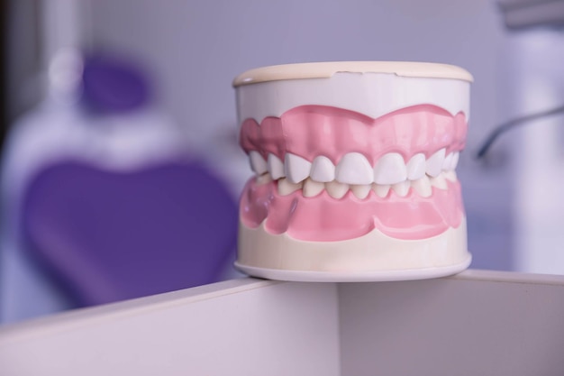 Protesi medica in plastica nella clinica dentale Concetto di assistenza sanitaria per apparecchiature ortodontiche