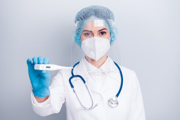 protetto virologo medico medico indossare maschera medica mostra termometro