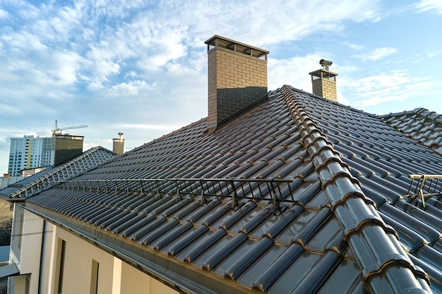 Protezione dalla neve da vicino per la sicurezza in inverno sul tetto della casa coperto da tegole di ceramica rivestito di piastrelle dell'edificio