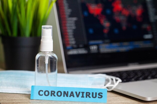 Protezione del coronavirus sullo sfondo di una carta di diffusione del virus.