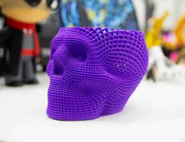 Prototipo di cranio umano stampato su stampante d da un modello tridimensionale in plastica viola fusa