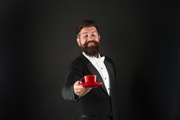 Prova il miglior caffè della tua vita. L'uomo barbuto hipster ha preparato il caffè. Bevendo caffè. L'uomo d'affari gode della pausa caffè. Preparare una bevanda alla caffeina. Attrezzatura da caffè. Acquista fagioli arabica interi tostati.