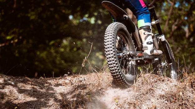 Prove motociclistiche mentre la competizione è selvaggia